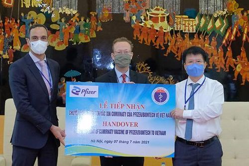 Hơn 97.000 liều vaccine phòng Covid-19 của Pfizer/BioNtech đầu tiên đã về Việt Nam