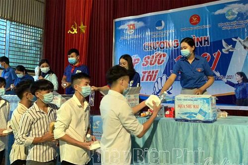 Phát trên 2.200 suất ăn miễn phí cho thí sinh huyện Nậm Pồ