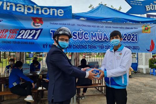 Tặng hơn 1.000 mũ chống giọt bắn phục vụ công tác phòng dịch