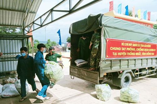Ban Chỉ huy Quân sự huyện Đức Trọng ủng hộ gần 2,3 tấn rau, củ cho người dân vùng dịch