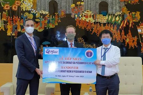 Hơn 97.000 liều vắc xin phòng COVID-19 của Pfizer/BioNtech đầu tiên đã về Việt Nam