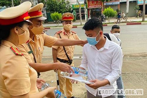 Lực lượng cảnh sát giao thông hỗ trợ thí sinh dự Kỳ thi THPT năm 2021