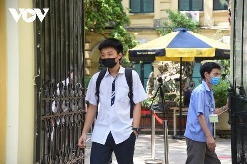 Thí sinh Hà Nội bật khóc trong phòng thi vì 'lệch tủ' môn Ngữ văn