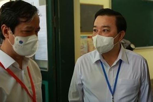 Bộ trưởng Nguyễn Kim Sơn kiểm tra công tác thi tại điểm trường THPT Chu Văn An