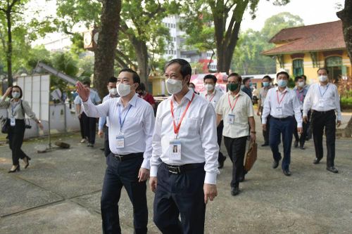 Bộ trưởng Nguyễn Kim Sơn chúc sĩ tử làm bài tốt, vững tâm hoàn thành kỳ thi