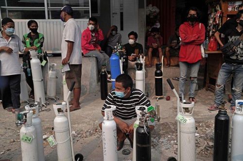 COVID-19: Indonesia nhập gấp 10.000 máy tạo oxy, bệnh nhân Thái Lan nhảy lầu