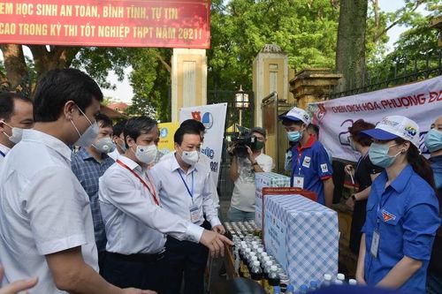 Bộ trưởng Bộ Giáo dục và Đào tạo kiểm tra công tác thi tại Hà Nội