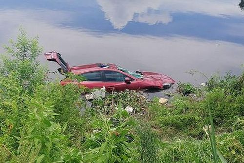 Điều khiển xế hộp Mazda đi chùa, nữ tài xế mất lái lao thẳng xuống sông Nhuệ đen ngòm