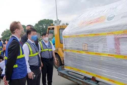 Hơn 97.000 liều vắc xin phòng COVID-19 của Pfizer/BioNtech đầu tiên đã về Việt Nam