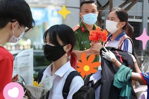 Khoảnh khắc đẹp mùa thi: Chiến sĩ công an kết hoa tặng thí sinh, đội tiếp sức hết mình