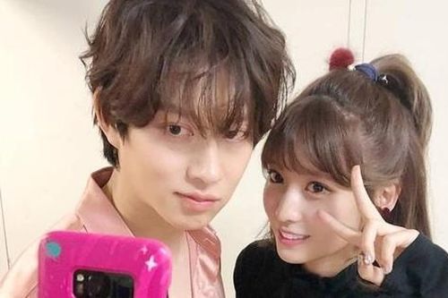 Vì sao fan của TWICE lại chúc mừng Momo vì đã đường ai nấy đi với Heechul (Super Junior)?