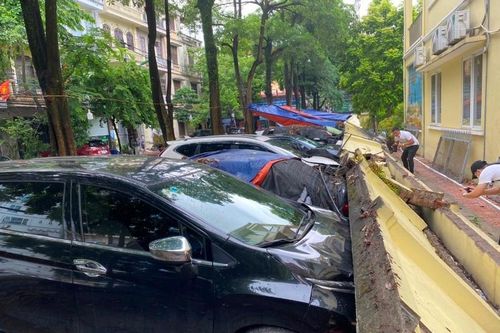 Hiện trường vụ sập tường bao trường Mầm non Mai Dịch làm bẹp 13 ô tô
