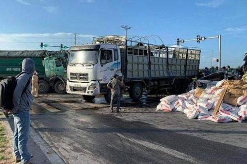 Xe ben húc ôtô tải đè bẹp ôtô 7 chỗ, tài xế 'chắp tay' cám ơn vì được cứu sống
