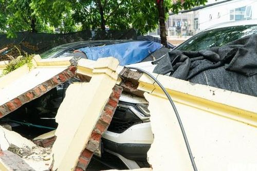 Vụ bức tường trường mầm non đổ sập đè bẹp 13 ô tô: Ai là người bồi thường?