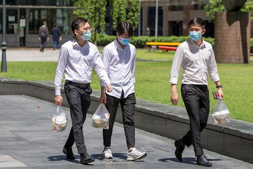 Người lao động Singapore bị vắt kiệt sức trong thời kỳ đại dịch