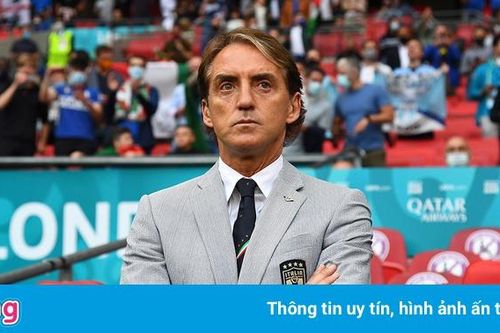 Huấn luyện viên tuyển Italy đeo đồng hồ 250.000 USD trên sân