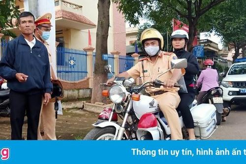 CSGT chở người thân của thí sinh về nhà lấy thẻ dự thi