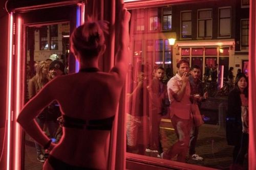 Amsterdam xin du khách đừng đến phố đèn đỏ để thác loạn