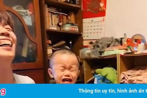 Bé trai òa khóc khi bị mẹ cắt chiếc bánh hình gấu yêu thích