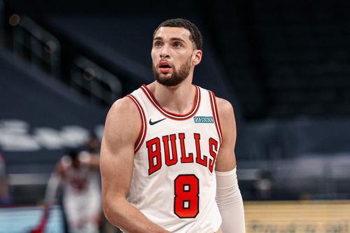 Ngôi sao bóng rổ mua giày Air Jordan 4 tặng các fan