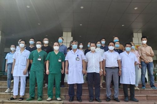 30 cán bộ Bệnh viện Bệnh Nhiệt đới Trung ương lên đường hỗ trợ TP Hồ Chí Minh