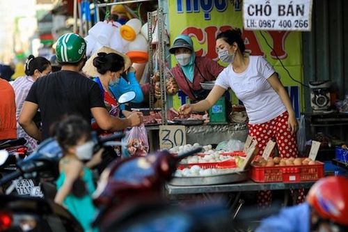 Nhiều người dân TP Hồ Chí Minh đổ xô mua hàng tích trữ, giá thực phẩm tăng gấp nhiều lần