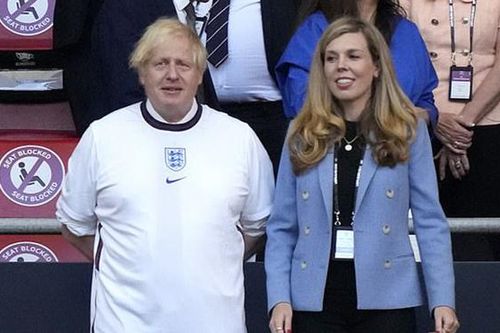 Báo Ý nghi Anh được hưởng phạt đền do UEFA 'đền đáp' Thủ tướng Johnson