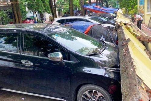 Tường trường học đổ sập, đè bẹp nhiều ô-tô ở Hà Nội