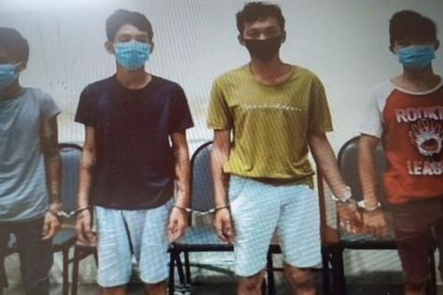 Nhân viên giao hàng cùng người dân truy đuổi, bắt nhóm cướp manh động