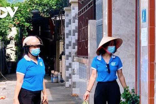 Thanh niên tình nguyện đi chợ giúp người dân quận 1