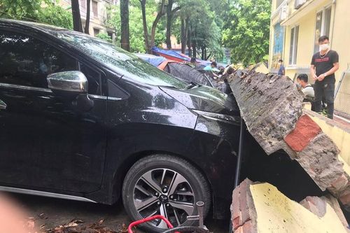 Sập tường ở Hà Nội, hàng loạt ô tô bị đè đầu