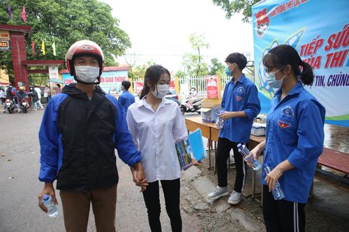Cha nắm tay con gái, tình nguyện viên tiếp sức sĩ tử ngày thi cuối