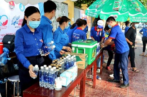 Gần 1.000 tình nguyện viên tham gia tiếp sức các điểm thi tại Vĩnh Phúc