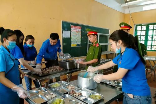 Hàng trăm suất cơm miễn phí hỗ trợ thí sinh vùng cao Mù Cang Chải