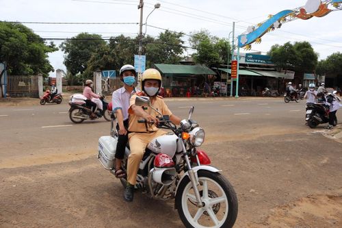 Xe đặc chủng chở thí sinh quên thẻ dự thi