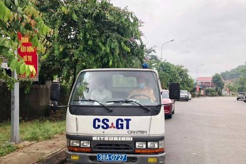 Cảnh sát dùng xe chuyên dụng chở thí sinh về nhà cách trường 16km lấy giấy báo dự thi