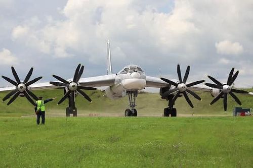 Máy bay ném bom chiến lược Tu-160 và Tu-95MS bắn tên lửa tại Bắc Cực