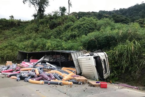 Xe tải mất lái trên đèo Lò Xo, 2 người thương vong