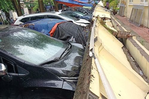 Hà Nội: Sập tường, 13 ô tô đang đỗ bị hư hỏng
