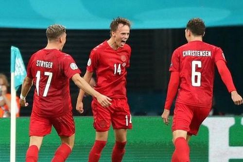 Damsgaard đá phạt đẳng cấp khiến sân Wembley chết lặng