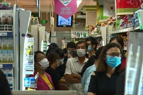 Người dân đổ xô đi siêu thị trước thời điểm TP Hồ Chí Minh thực hiện giãn cách xã hội