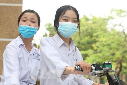 Xúc động nữ sinh Bắc Giang suốt ba năm đưa bạn đến trường