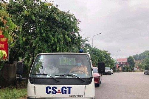 CSGT lái xe chuyên dụng chạy 15km chở thí sinh về nhà để lấy giấy tờ thi