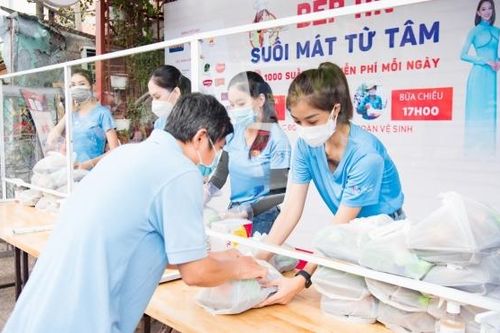 Các Hoa hậu nấu 15.000 suất ăn cho bà con nghèo tại TP.HCM