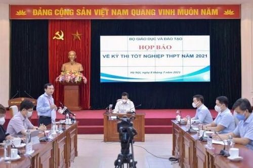 Thí sinh tại điểm thi trường THPT Lệ Thủy làm 'lọt' đề thi môn Toán