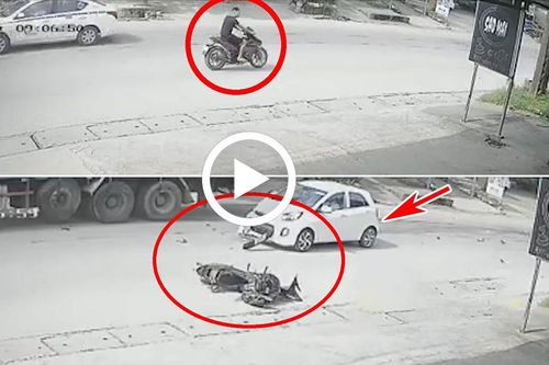 Cố vượt xe tải lớn, ô tô con húc bay nam thanh niên đi xe máy