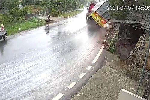 Trời mưa, xe container lật nghiêng khi vào cua tốc độ cao
