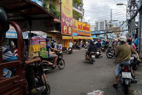 Sài Gòn trước cách ly: Rau xanh tăng dựng đứng, giá trứng lên gấp đôi