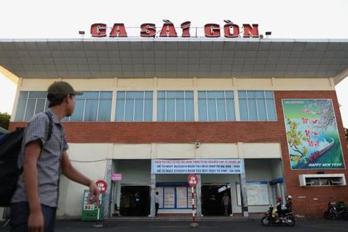 Dân xếp hàng đợi hoàn tiền, bảo lưu vé ở Ga Sài Gòn trước giờ giãn cách