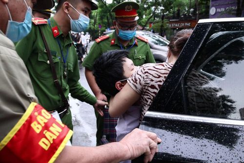 Công an đẩy xe lăn đưa thí sinh vào phòng thi
